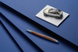 CAMBIANO-CLASSIC-STILL-LIFE-CREATIVI-MACCHINA-CON-SUPPORTO-SFONDO-BLU-NOCE01